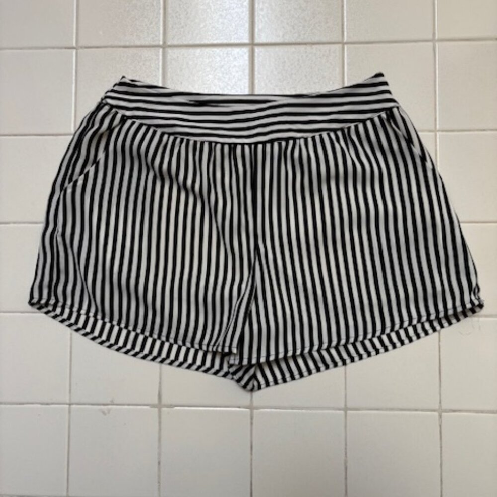 Audrey 3+1 Skort Size S Black & White Stripes